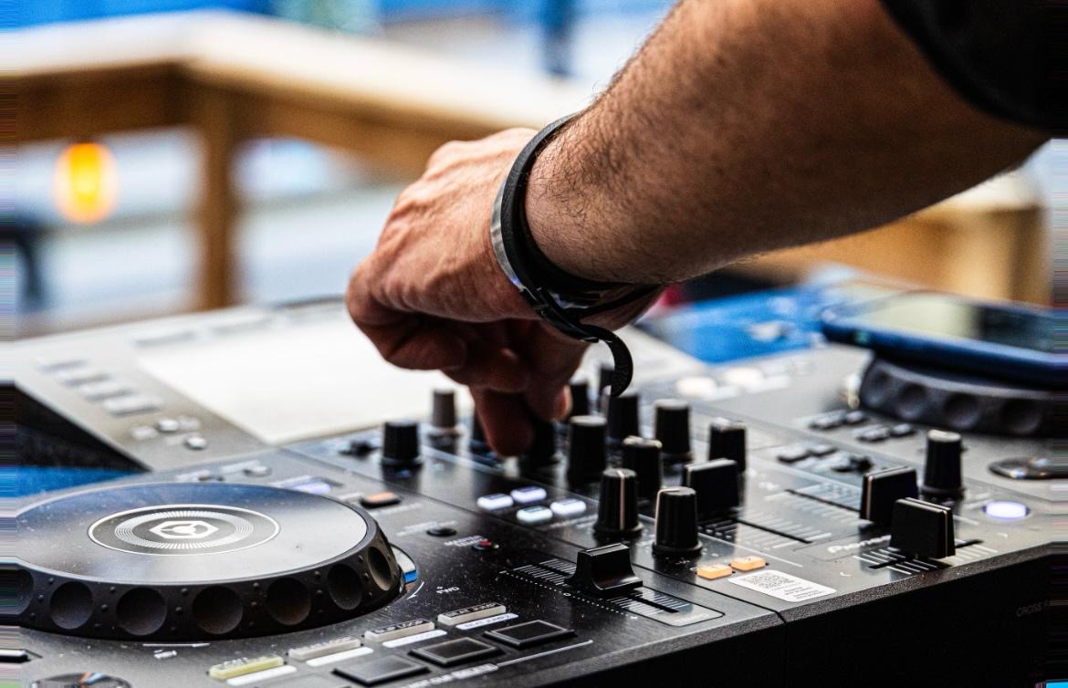 Rodolphe Louis mixant lors de la Fete de la Musique